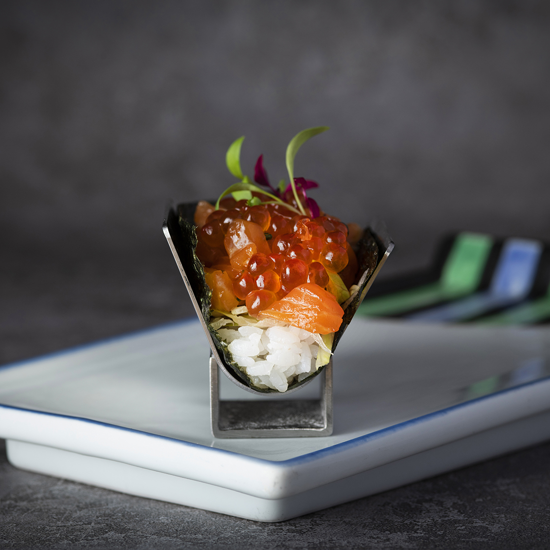 全新開幕遠東Cafe 自助餐廳 日式料理餐檯還提供多種現做手卷 饕客可任選不同口味 圖為醃製鮭魚手卷
