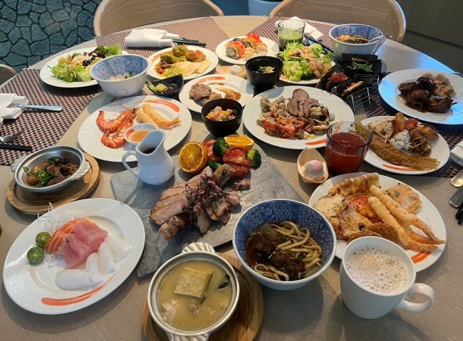 多國料理，秀色可餐，甜點美味！