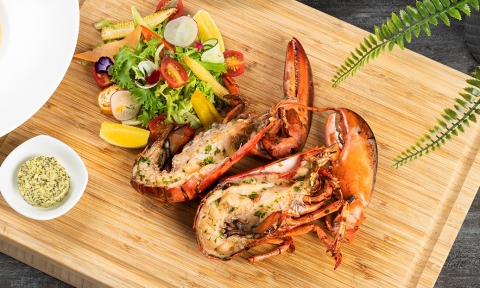 炭烤整隻波士頓活龍蝦 NT$1800 Grilled whole Boston lobster (500 gr)