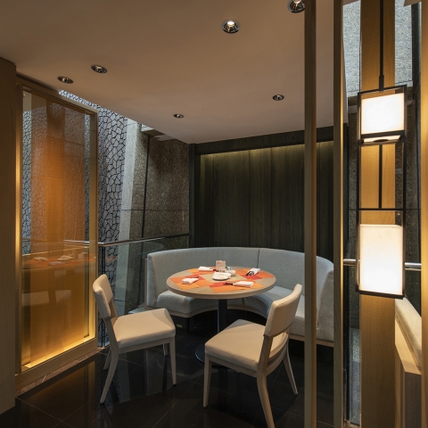 全新改裝的遠東Cafe特別規劃半開放式的類包廂座位設計兼具空間感與隱密感