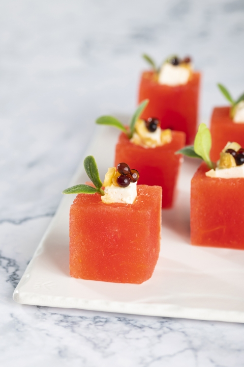 Compressed watermelon, feta cheese, grated caramelized nuts and Balsamic caviar (V) 西瓜菲達起司焦糖堅果粒沙拉佐紅酒醋調味魚子醬