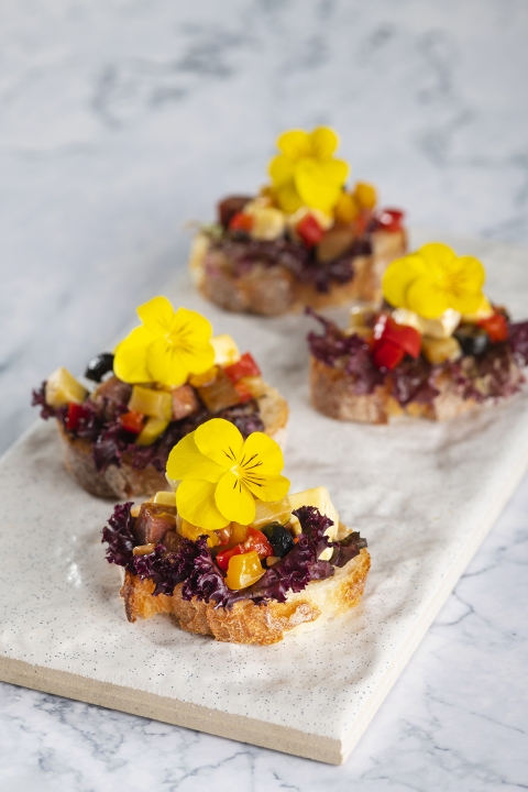 Garlic Bruschetta with Sautee of mixed salami, red cabbage and Camembert cheese義式沙拉米卡門貝爾起司蒜香麵包片