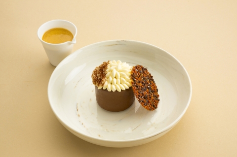提拉米蘇佐杏仁脆片 TIRAMISU
