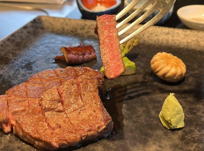 東西新鮮而且品質很好，服務也很到位，環境安靜舒服，還有庭院可以觀賞放鬆