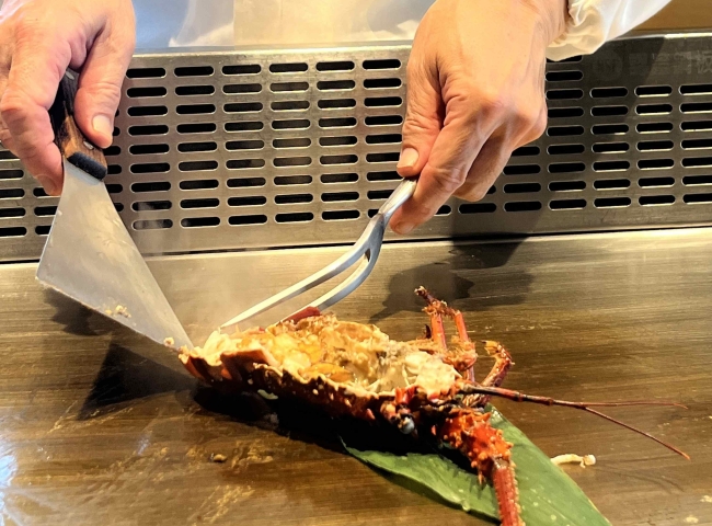 今天中午來吃龍蝦海陸鐵板燒慶生！ 師傅都會解說加入什麼增加味覺層次，龍蝦超好吃，肉質Q彈鮮美，撒了烏魚子很特別！