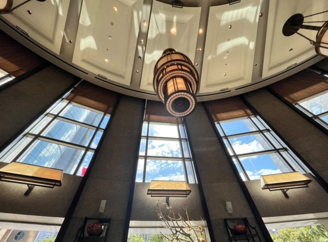 調酒師很可愛，現場的女歌手演唱很有氣氛，喜歡歌手的演唱，客人很多，下次還會再來！