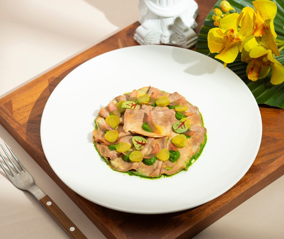 冷製牛舌薄片 醃漬紅洋蔥 歐芹香蒜醬