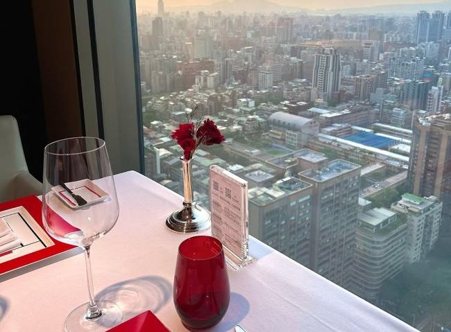 環境非常舒適，很放鬆的用餐體驗，餐點品質佳 餐前麵包多樣化、主餐紙包鱸魚清淡調味 新鮮美味， 值得再訪的餐廳?