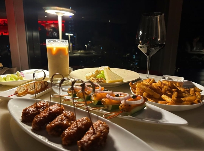 邊看夜景邊享用餐點，微醺的心情跟閃爍的夜景一樣迷人。