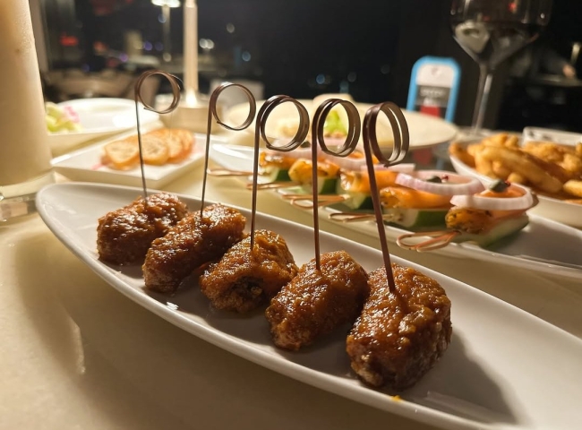 邊看夜景邊享用餐點，微醺的心情跟閃爍的夜景一樣迷人。