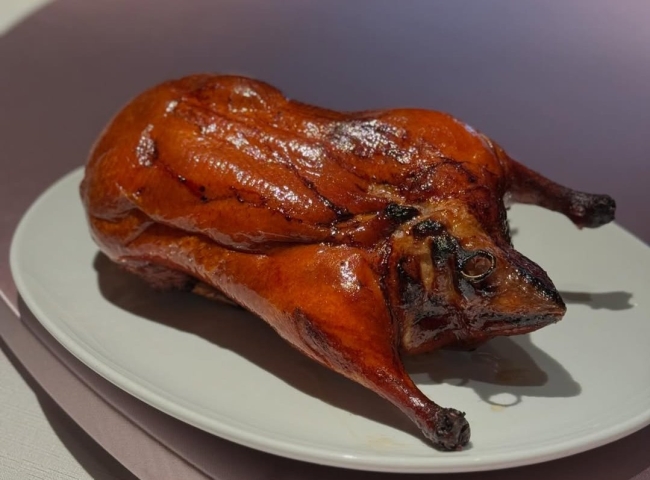 一群朋友一起來專嗑鴨鴨，2人吃一隻超滿足的